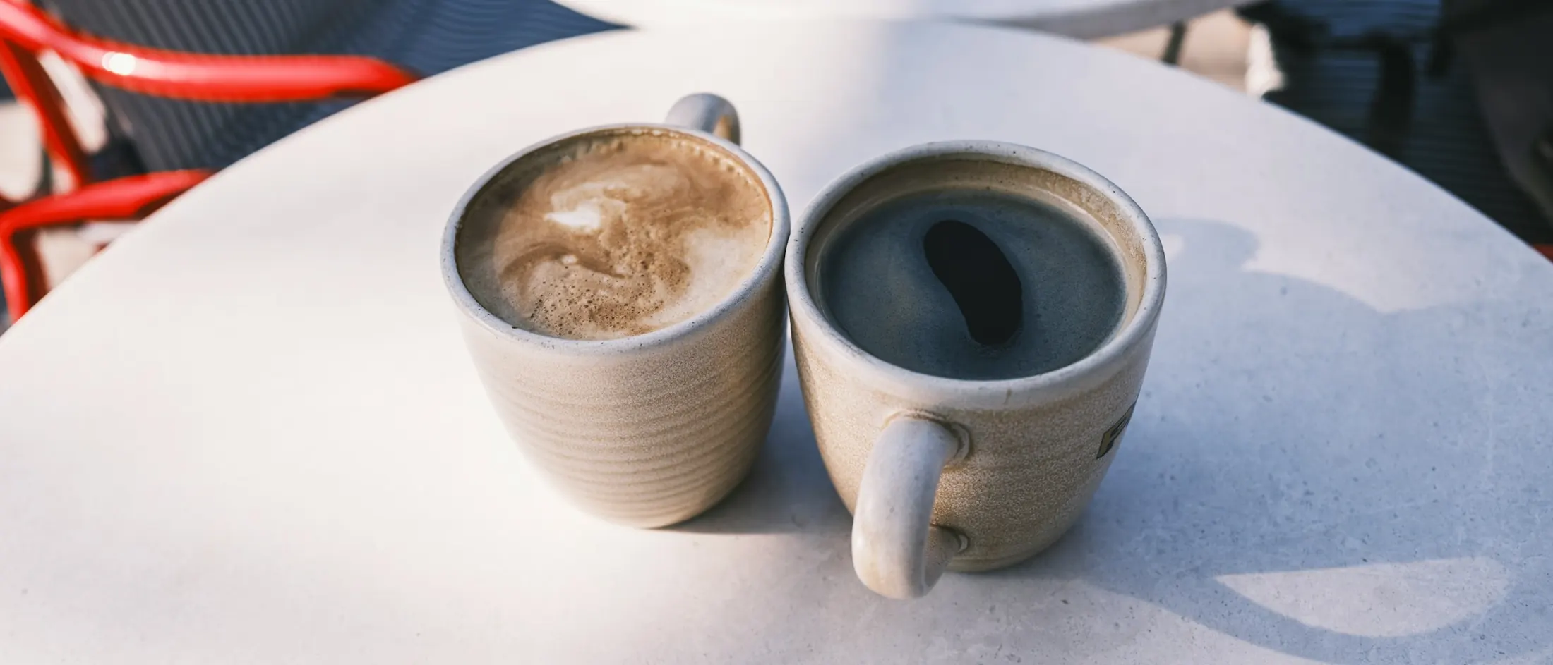 Zwei Kaffeetassen auf einem Tisch